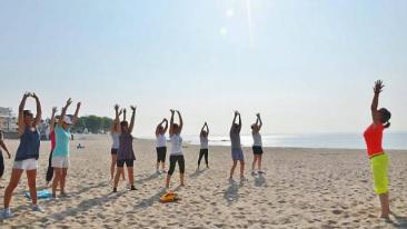 des-cours-de-gym-face-la-mer-tout-lete